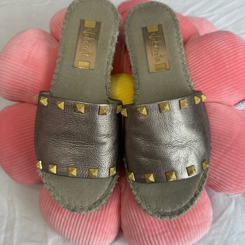 Vidoretta Metallic Slide Sandals with Gold Accents